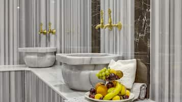 Couples treatment rooms, hot tub, steam room, Turkish bath
