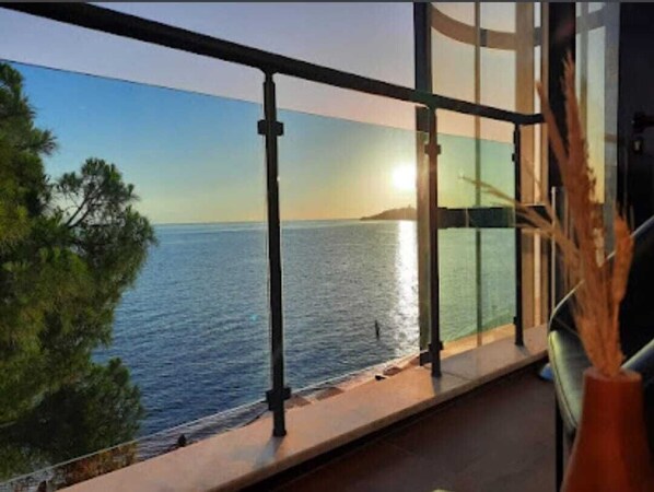 迷你吧、客房内保险箱、办公桌、遮光窗帘