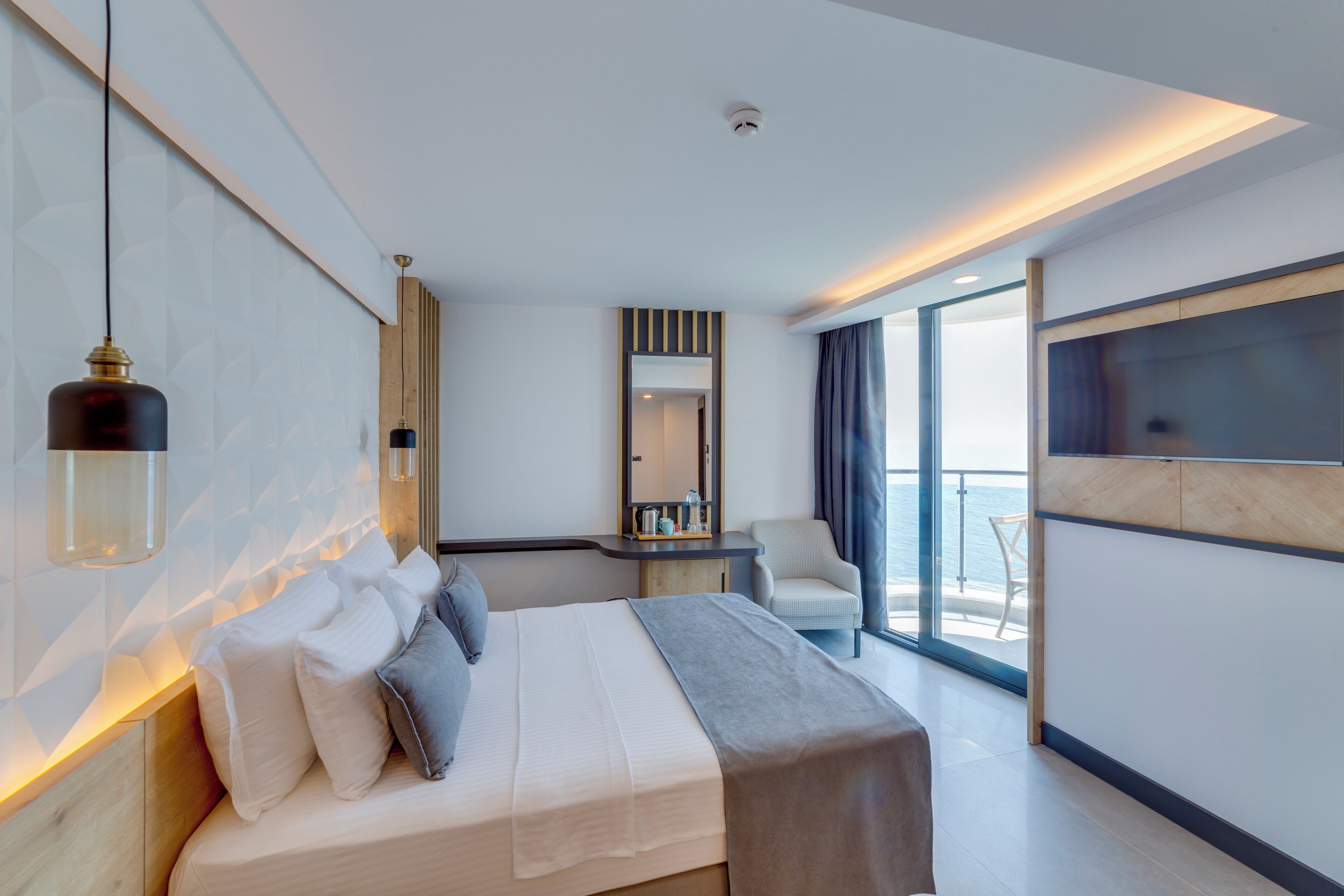 CORNER ROOM | Minibar, caja fuerte, escritorio y cortinas opacas