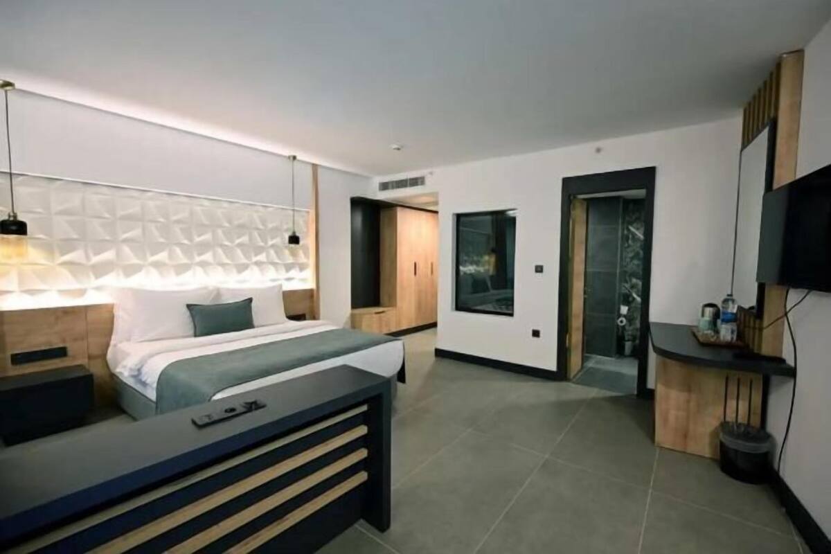 Minibar, coffres-forts dans les chambres, bureau, rideaux occultants