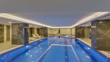 室內泳池;10:00 至 18:00 開放;免費小屋、泳池傘