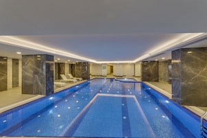 Una piscina techada, camas de piscina gratis, sombrillas