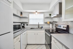 Kjøleskap, mikrobølgeovn, ovn og kokeplater