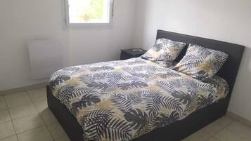 1 chambre, lit parapluie, draps fournis