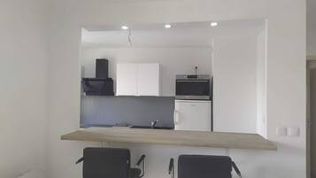 Réfrigérateur, micro-ondes, four, plaque de cuisson