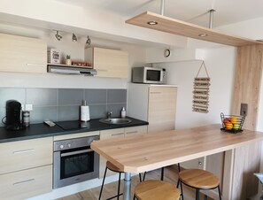 Een koelkast, een microgolfoven, een oven, een kookplaat