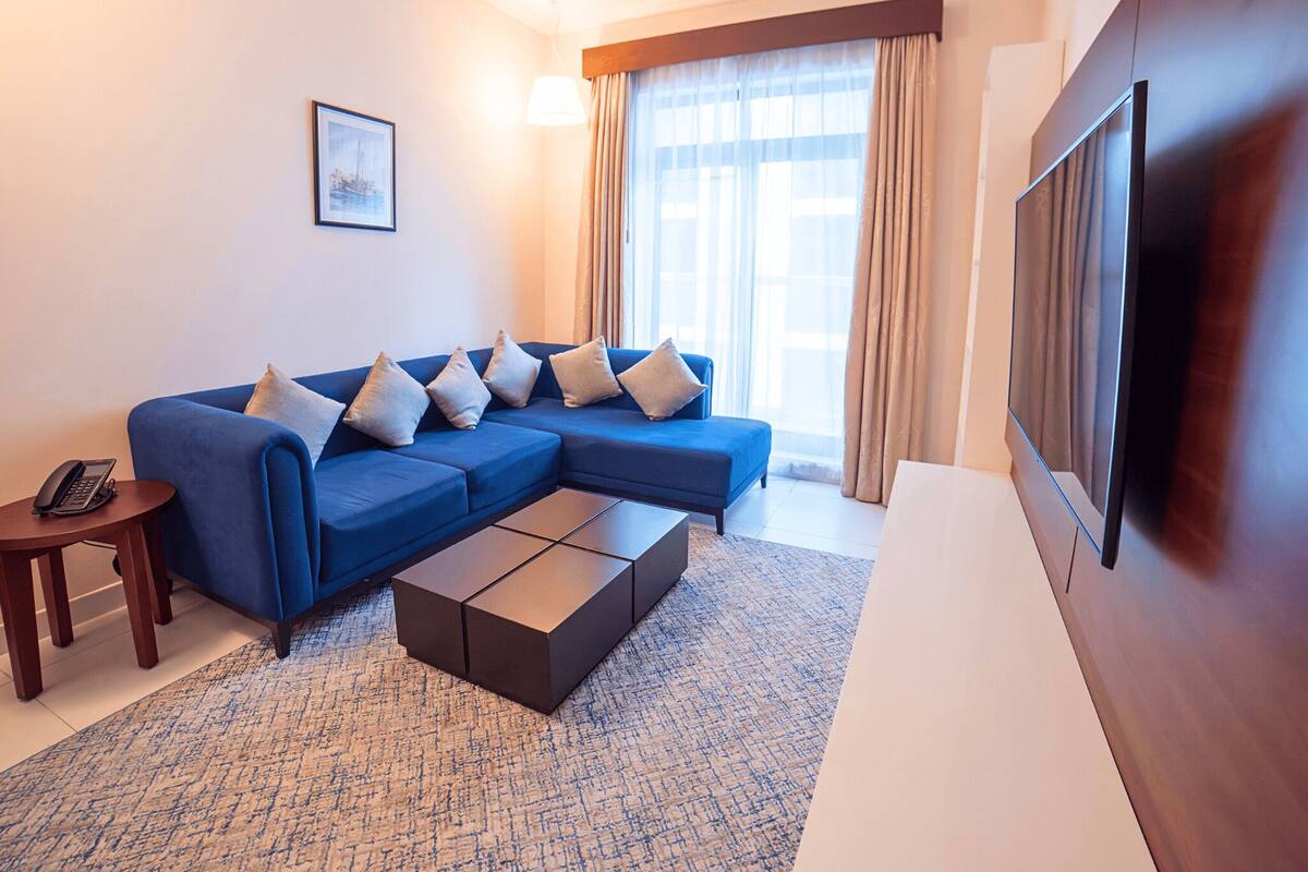 Executive Suite | Living area | Smart TV