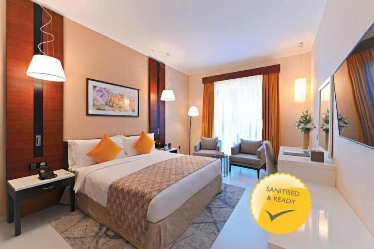 Zimmersafe, Schreibtisch, Bügeleisen/Bügelbrett, kostenlose Babybetten