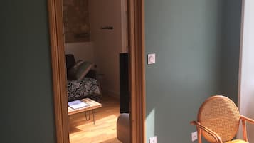 1 slaapkamer, een strijkplank/strijkijzer, reisbedje, gratis wifi