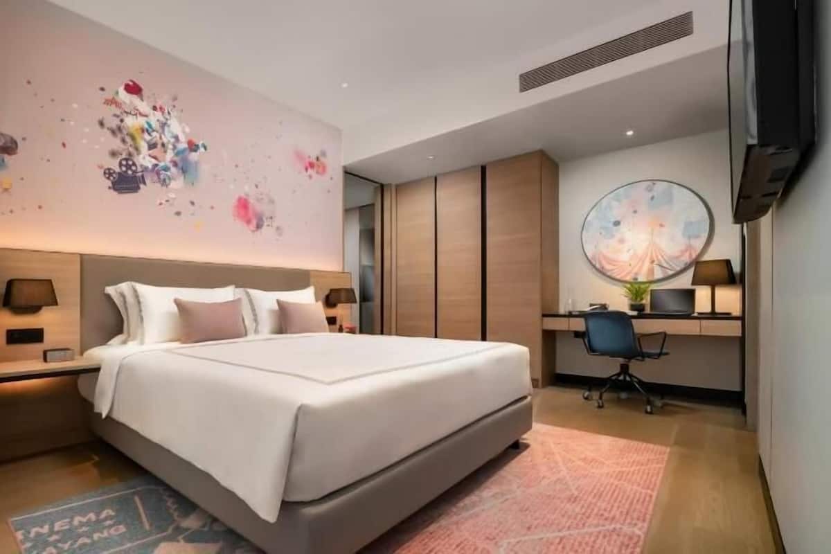 Ropa de cama de alta calidad y caja de seguridad en la habitación