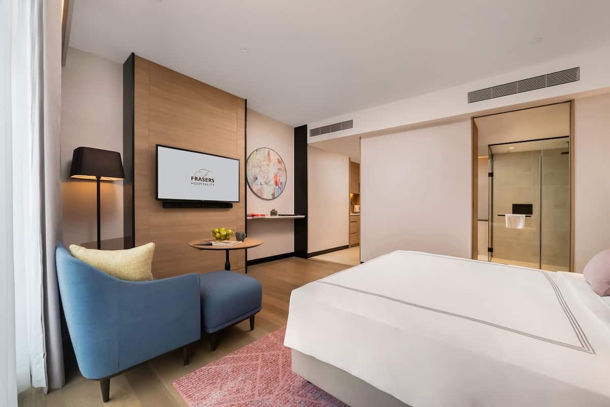 Premium bedding, in-room safe, desk, laptop workspace