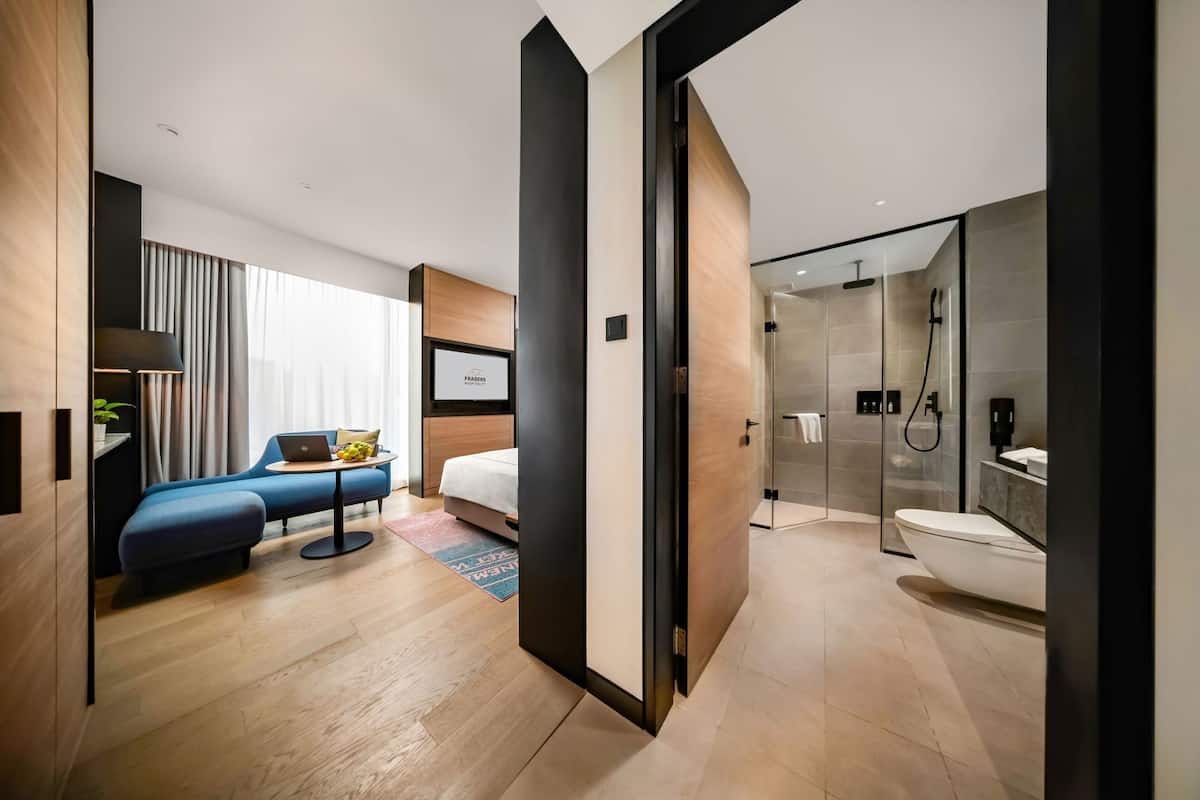 Premium bedding, in-room safe, desk, laptop workspace