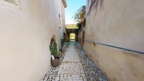 Property grounds - Grignan Provencal Tower – Stunning Views & Elegant Stay (Grignan)