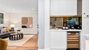 Un apartamento moderno con sala de estar, comedor y cocina.