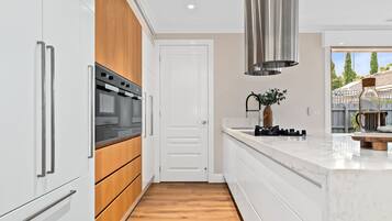 Réfrigérateur, micro-ondes, plaque de cuisson, lave-vaisselle