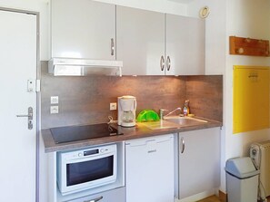 Frigorífico, microondas y placa de cocina
