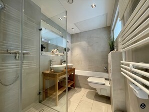 Strandvilla Baabe 14 - MEERBAABE | Baño | Bañera y ducha independientes, bañera profunda y secador de pelo