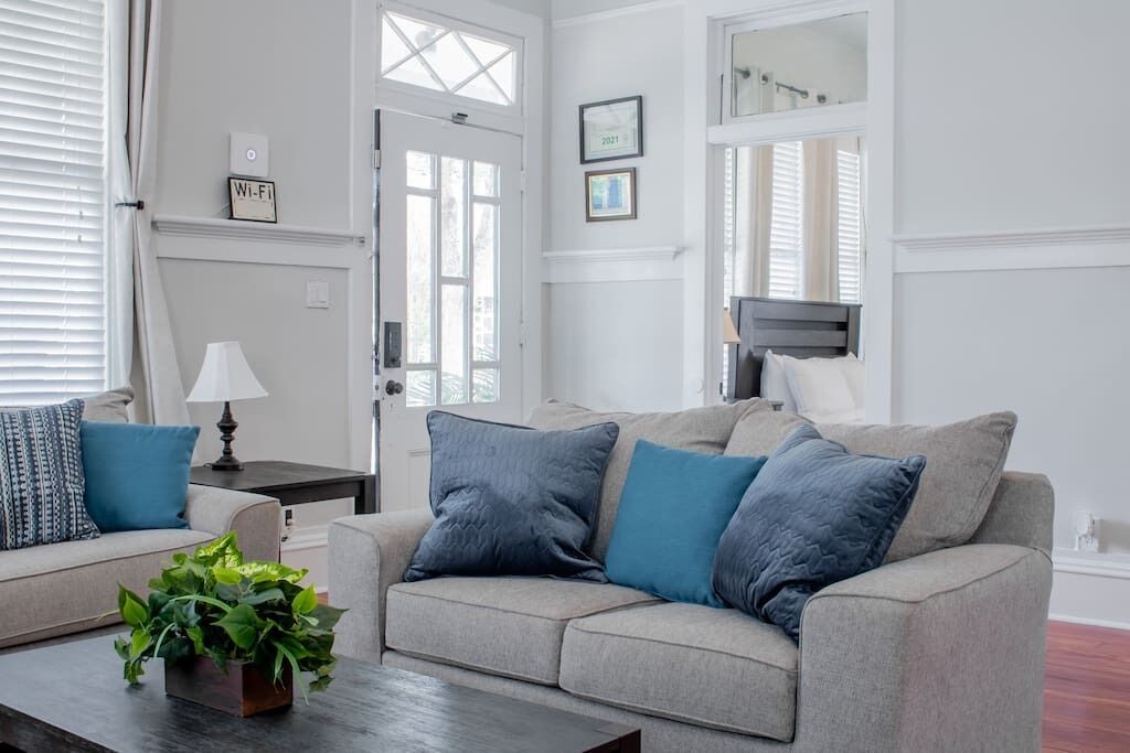 Modern, Near Downtown- Historic Ole Arbor Home