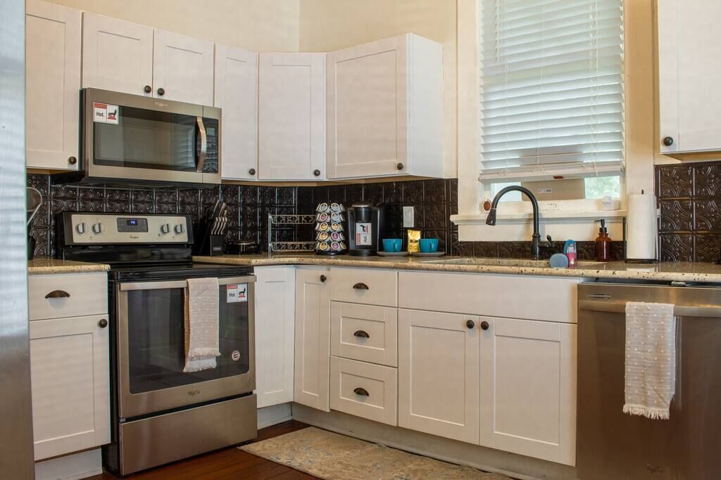 Modern, Near Downtown- Historic Ole Arbor Home