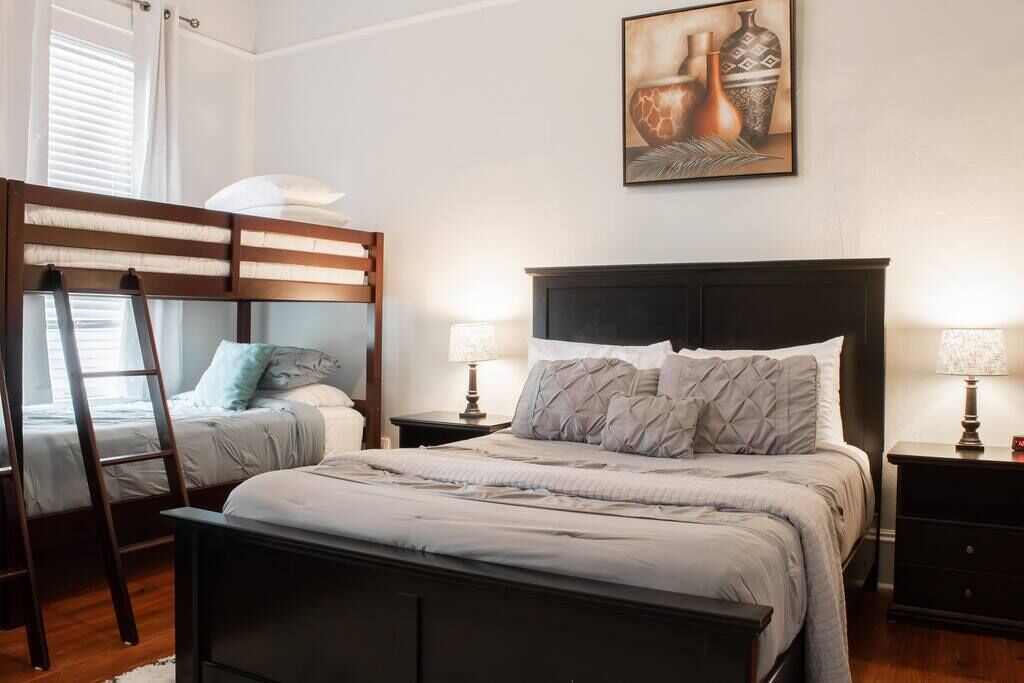 Modern, Near Downtown- Historic Ole Arbor Home