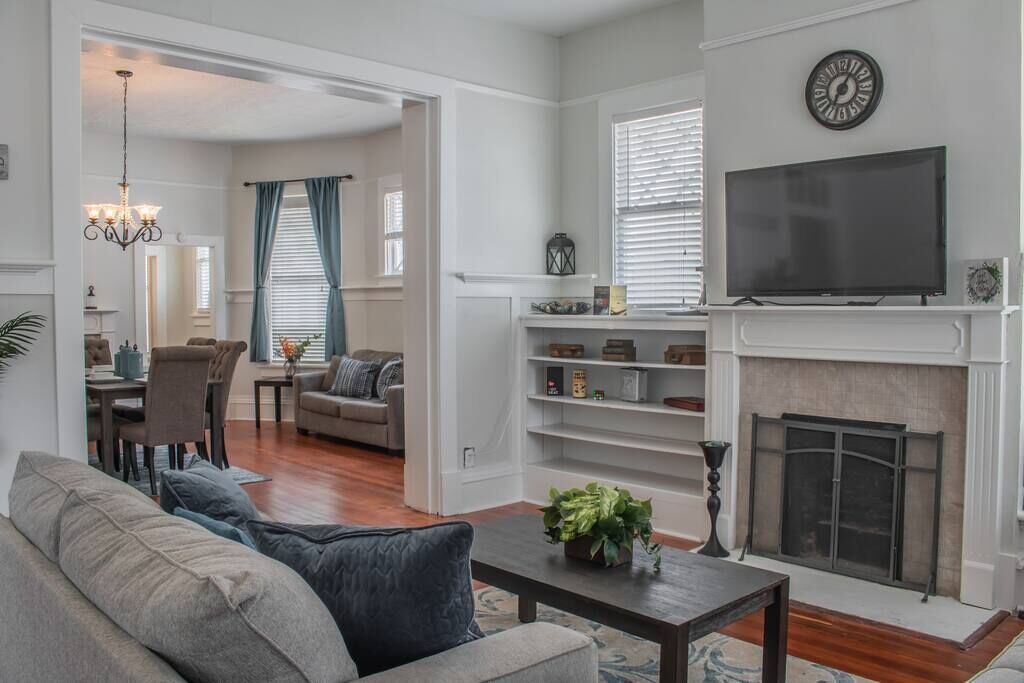 Modern, Near Downtown- Historic Ole Arbor Home