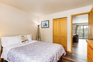 2 bedrooms, iron/ironing board, Internet, bed sheets - 11 Mi to Keystone Resort: Condo in Silverthorne (Silverthorne)