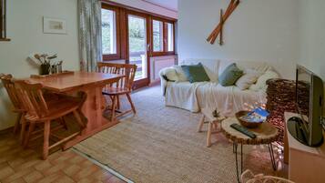 Apartemen (1 Bedroom) | Ruang keluarga | TV