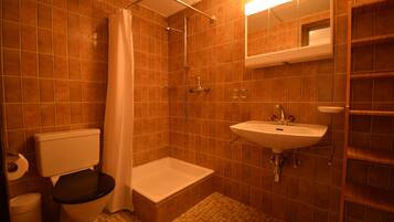 Huoneisto (2 Bedrooms) | Kylpyhuone | Suihku, ilmaiset hygieniatuotteet, pyyhkeet