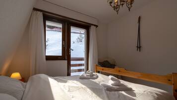 Huoneisto (2 Bedrooms) | Kylpyhuone | Suihku, ilmaiset hygieniatuotteet, pyyhkeet