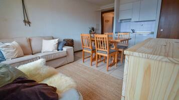 Huoneisto (2 Bedrooms) | Oleskelualue | 30–senttinen televisio, jossa satelliittikanavat