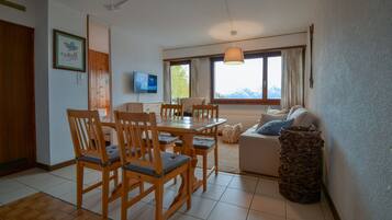 Apartemen (2 Bedrooms) | Area keluarga | Televisi 30-cm dengan saluran TV satelit