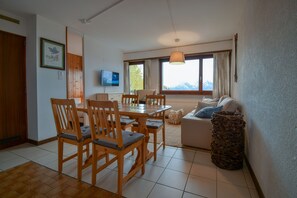 Apartment (2 Bedrooms) | Living area | 30-cm TV with satellite channels