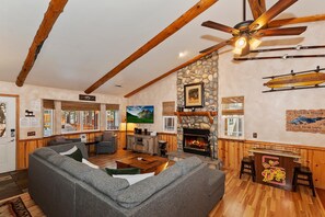 TV, fireplace, video games - Heidi's Haus by Destination Big Bear : Quintessential Big Bear Log Cabin Close to the Lake and Marinas! Hot Tub! Pac-Man! (Big Bear Lake)