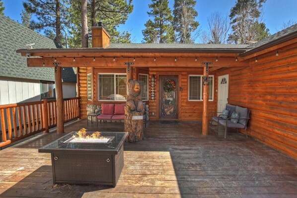 Exterior detail - Heidi's Haus by Destination Big Bear : Quintessential Big Bear Log Cabin Close to the Lake and Marinas! Hot Tub! Pac-Man! (Big Bear Lake)