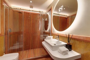 Luxury-Apartment | Badezimmer | Dusche, Regendusche, Handtücher