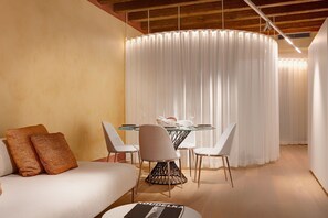 Interior - 1881 Luxury Suites (Verona)