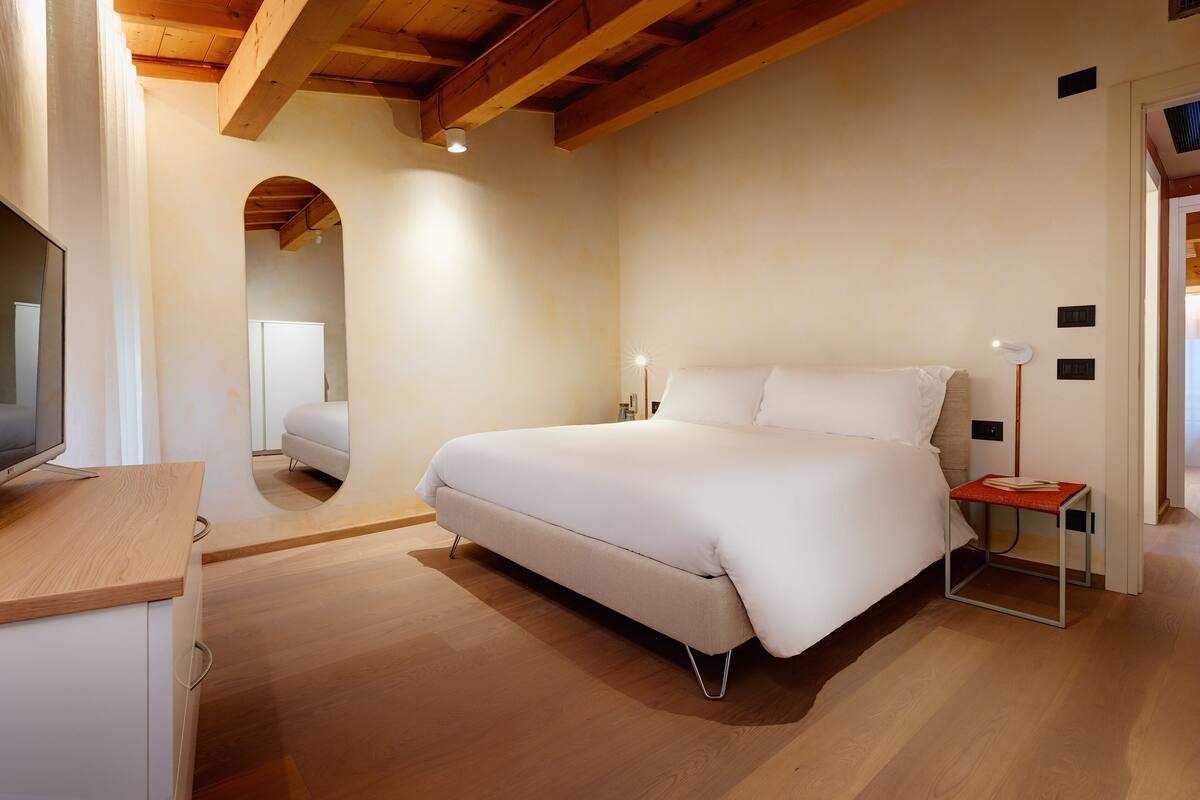 Apartamento superluxo | Cofres nos quartos, ferros/tábuas de passar roupa, Wi-Fi de cortesia