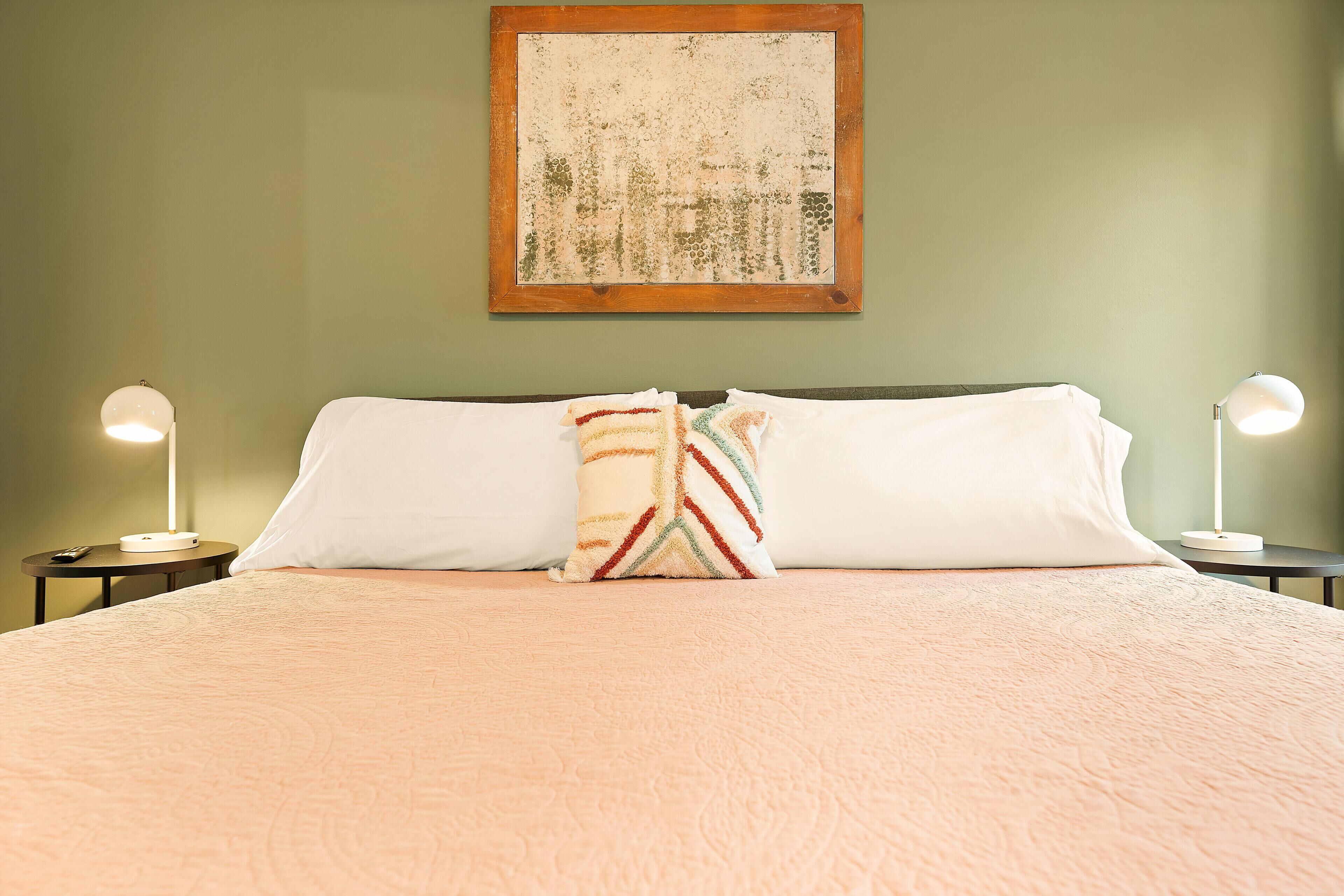 Game Room♚King Bed ✩ Fenced Yard ✩ 8 Miles to Post and Pet Friendly