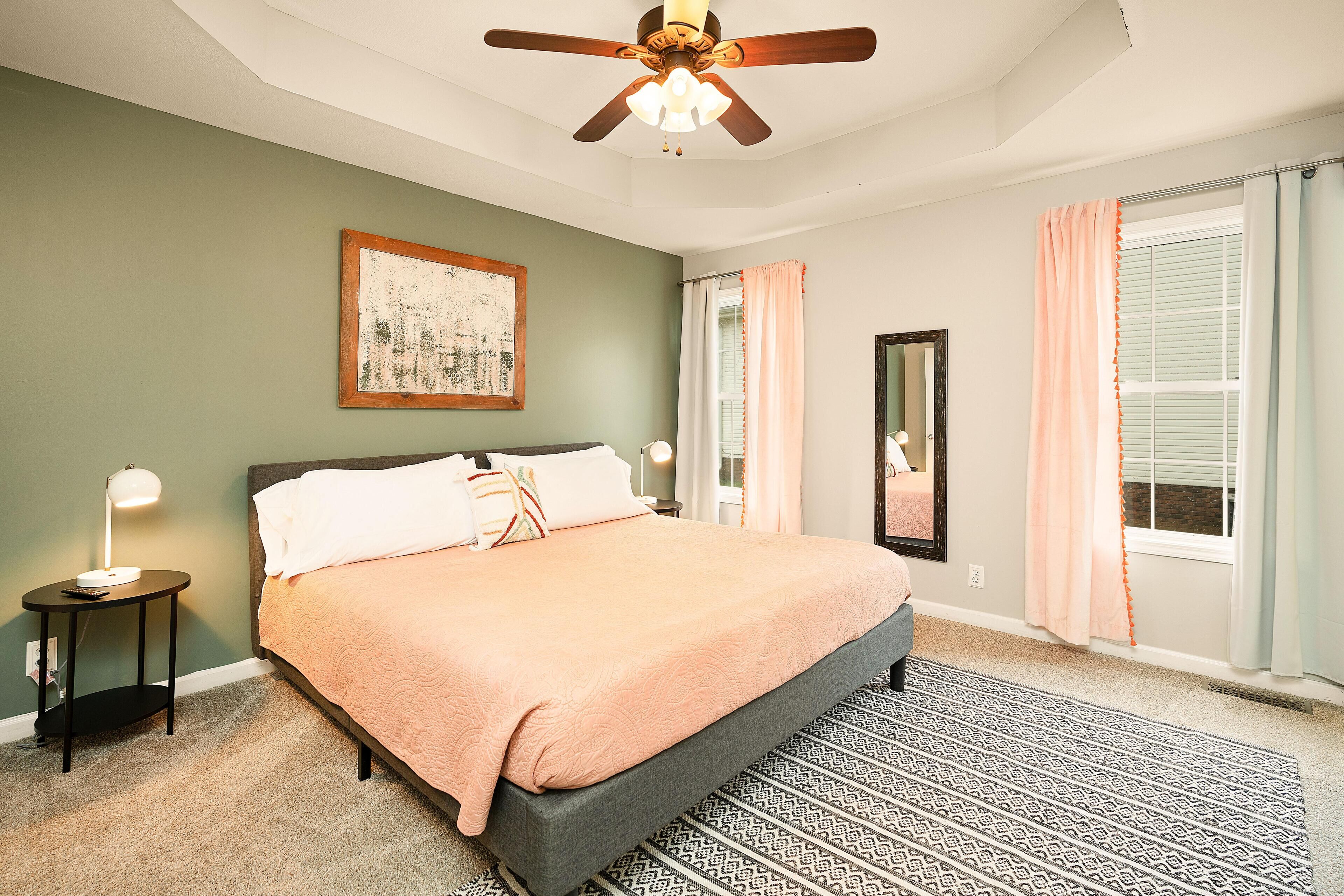 Game Room♚King Bed ✩ Fenced Yard ✩ 8 Miles to Post and Pet Friendly