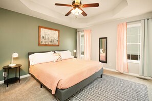 4 Schlafzimmer, Betten mit Memory-Foam-Matratzen, Schreibtisch