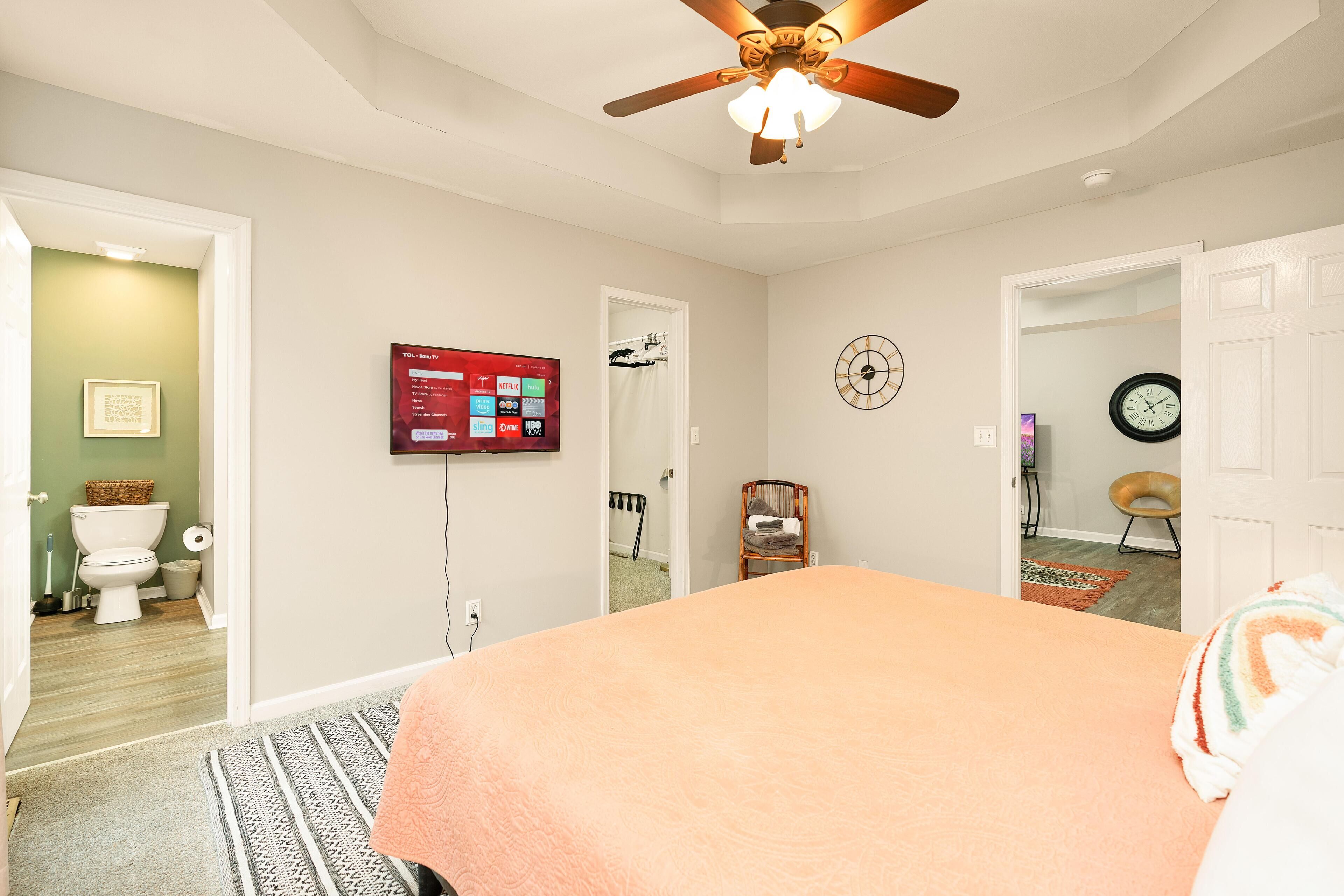 Game Room♚King Bed ✩ Fenced Yard ✩ 8 Miles to Post and Pet Friendly