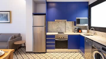 Full-size fridge, microwave, oven, stovetop