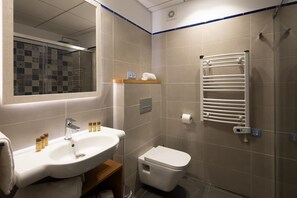 Club Apartment | Bathroom | Rainfall showerhead, hair dryer, towels, soap - Casa Cervantes (Tarragona)