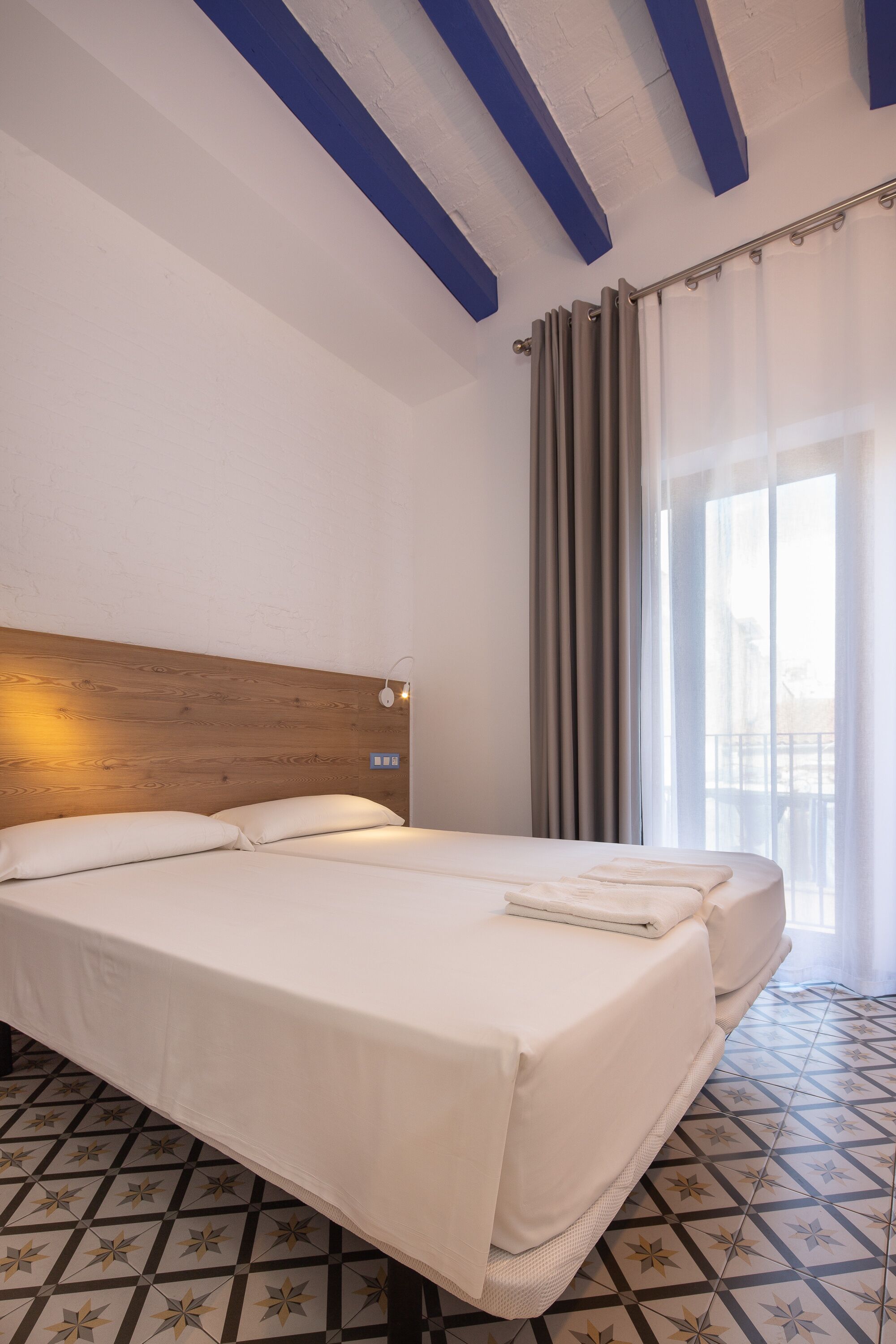 Apartemen Premium | Brankas, meja kerja, ruang kerja ramah laptop, dan tirai kedap cahaya