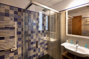 Premium Apartment | Bathroom | Rainfall showerhead, hair dryer, towels, soap - Casa Cervantes (Tarragona)