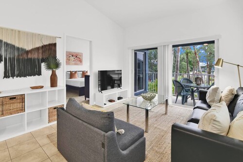 350D - Boca Retreat w/ Pool, Parking, Near Evert Tennis & Shops