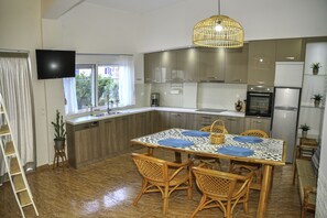 Fridge, oven, dishwasher, coffee/tea maker - 4 minutes on foot to the beach! Family-sized condo next to my studio. (Κίσσαμος)