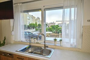 Interior - 4 minutes on foot to the beach! Family-sized condo next to my studio. (Κίσσαμος)