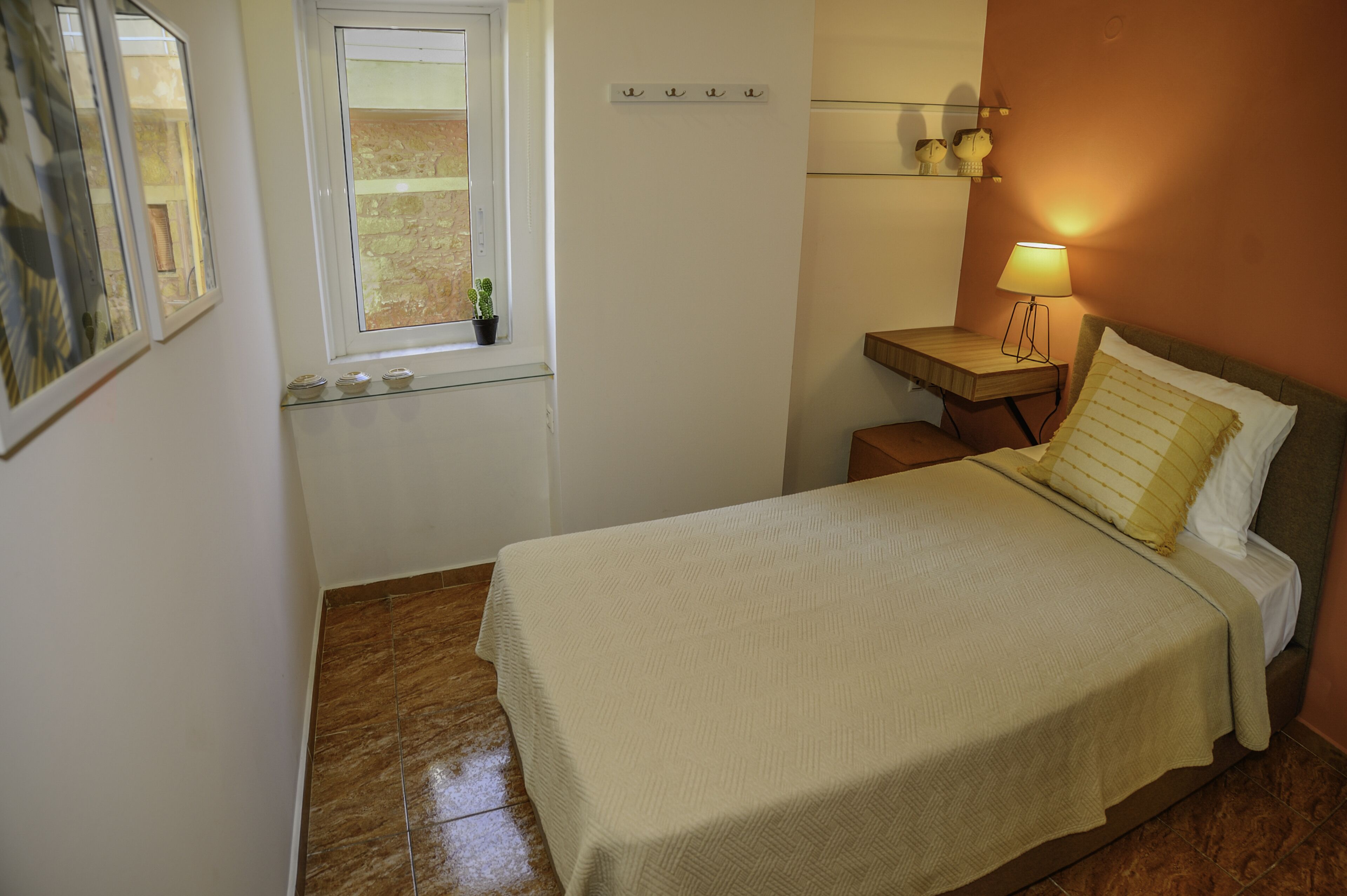 5 minutes on foot to the beach! Family-sized condo next to my studio.