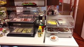 فطور أوروبي يوميًا بتكلفة قدرها (13.00 EUR للشخص)